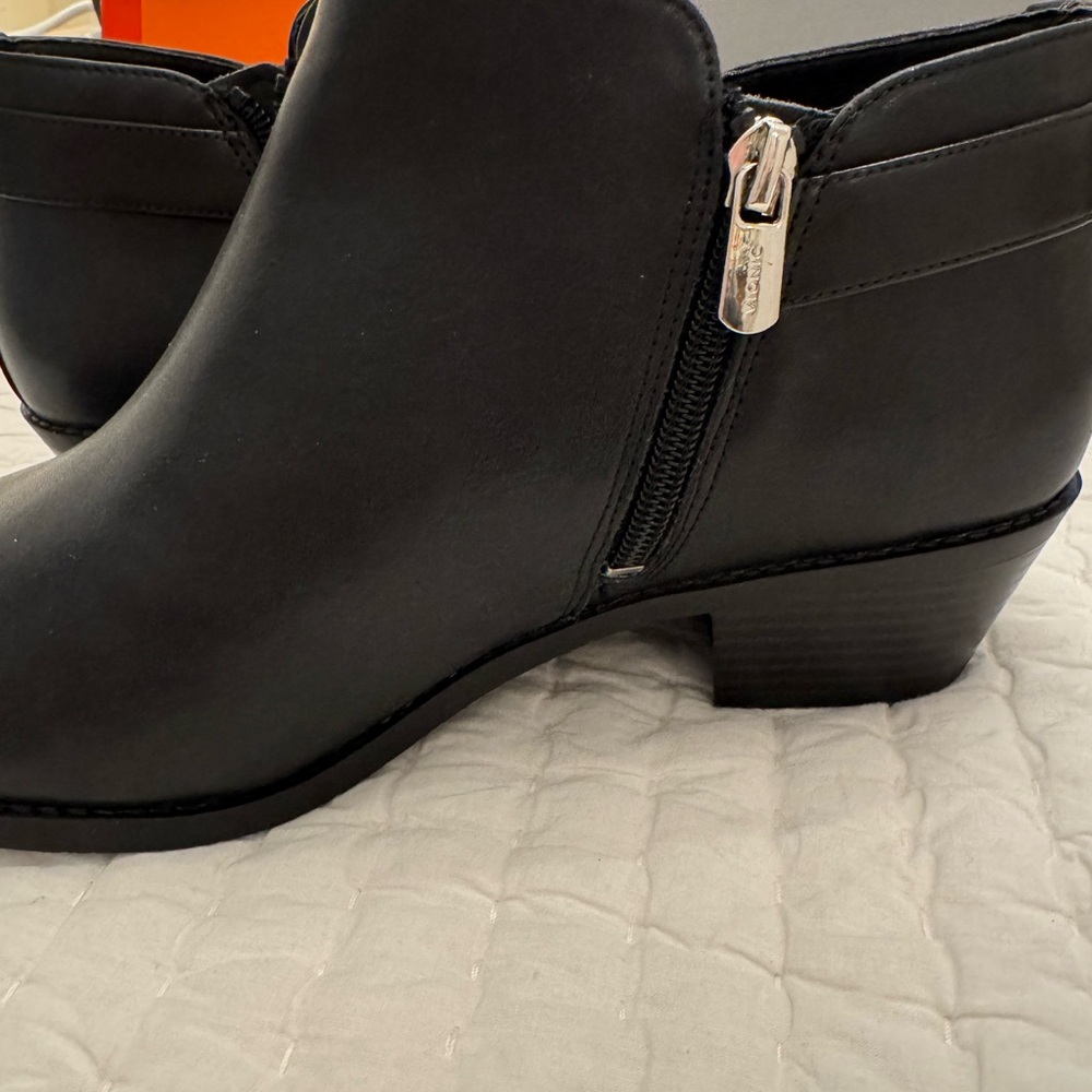 Vionic Millie black leather bootie with silver buckle & side zipper - 9.5W NEW - Picture 6 of 13